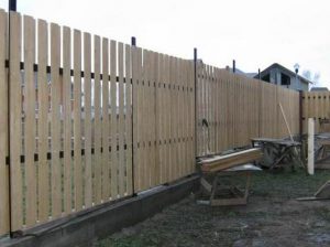 Строим забор на даче своими руками