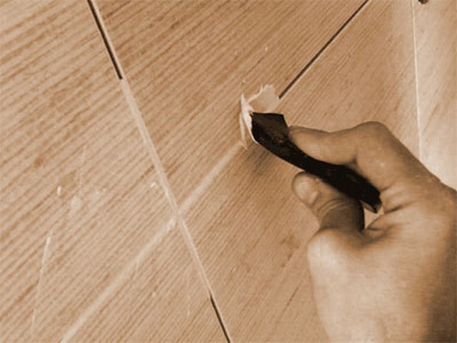 Затирка плиточных швов на полу и стене