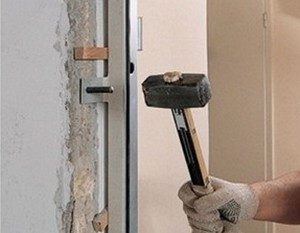 Как поставить металлические входные двери