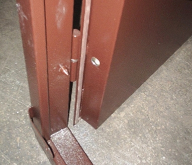 Запирающий механизм входной металлической двери