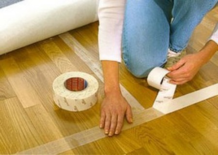 Как и чем приклеить ковролин к полу?