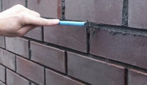 Как красить кирпичную стену
