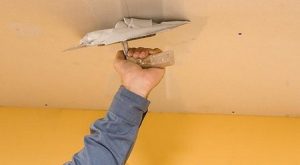 Как шпаклевать потолок своими руками