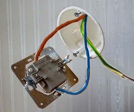Как подключить выключатель с подсветкой к электричеству?