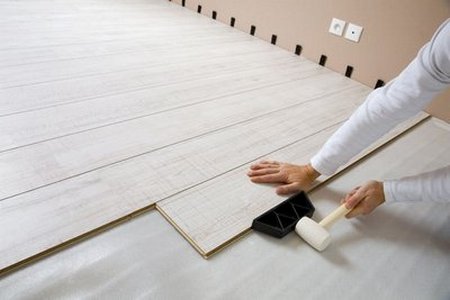 Как класть ламинат на бетонные полы своими руками