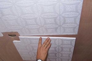 Потолок из плиток пенопласта