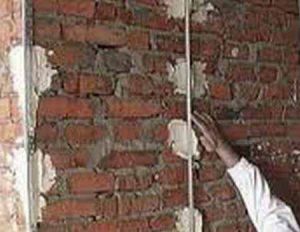Как поштукатурить стену