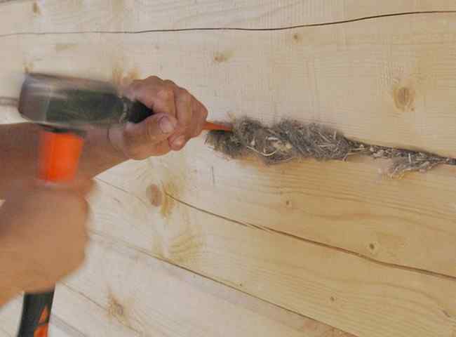 Как убрать щели между бревнами в деревянном доме