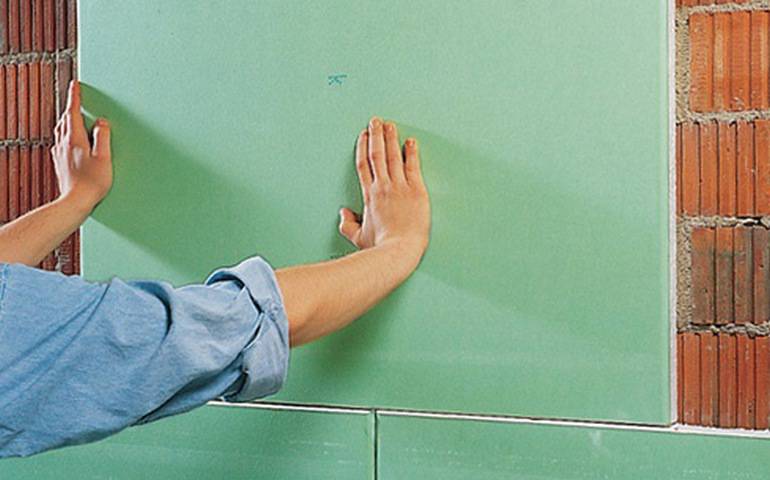 Как приклеить гипсокартон к стене под покраску или обои