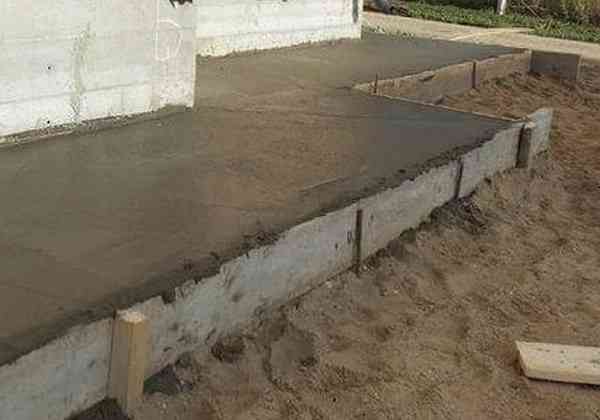 Процесс заливки отмостки из бетона своими руками
