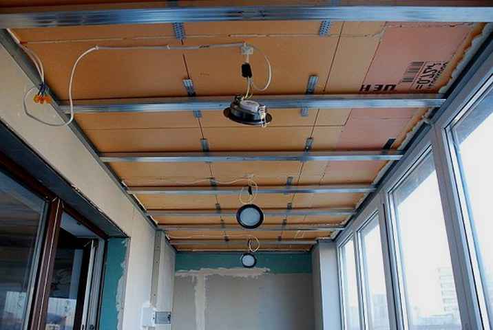 Чем отделать потолок на балконе: 5 вариантов отделки