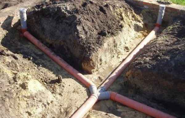 Можно ли прокладывать серые канализационные трубы в землю?