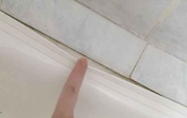 Чем заделать щель между ванной и стеной и что лучше?