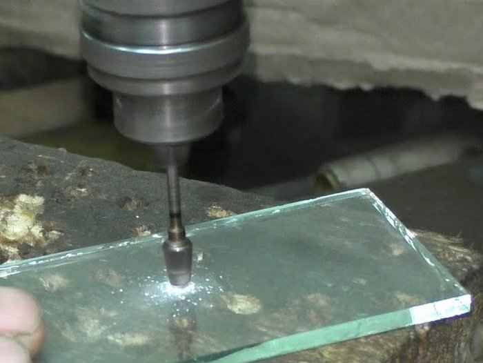 Сверление стекла алмазным стеклорезом