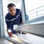 Замена роликов в раздвижных окнах: когда это нужно и сколько стоит?