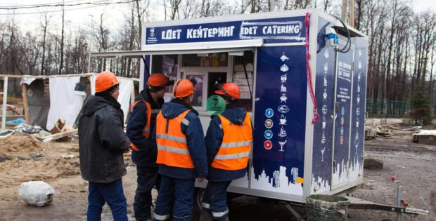 Кейтеринг на стройке: как организовать горячее питание рабочих от полевой кухни до фудтрака